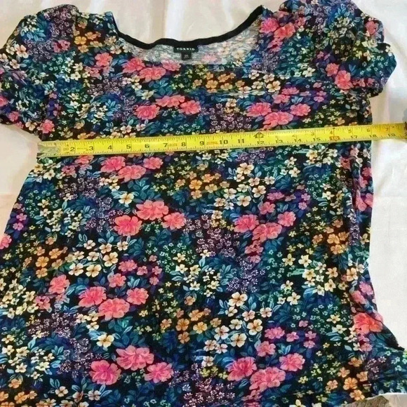 Torrid Blouse Black with Bright Flowers (Size 00) - Picture 4 of 8